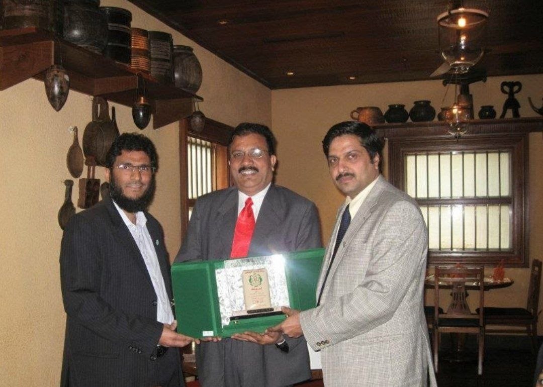 Anil Mahajane receiving client recognition from Mr. Arun Kumar Dixit and Mr. Salah M. Hakim at the Taj Mahal Palace Hotel, Mumbai
